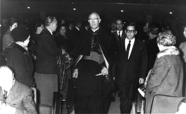 Imagen principal - Arriba, Marcos Restegui junto al obispo el día de la inauguración del Capitol.