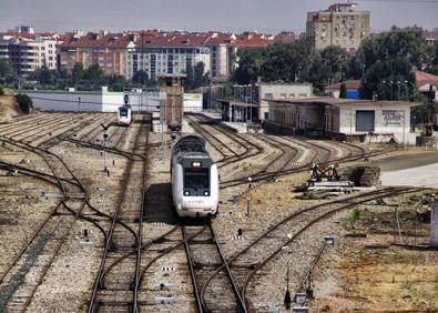 Imagen secundaria 1 - Arriba: pasajeros tirados tras arder un vagón en el tren Madrid-Badajoz el pasado 13 de julio. Debajo: Estación de Cárceres con trenes diésel modelo R-598, el más habitual en Extremadura. Detalle de una vía del año 1886, en Usagre (Badajoz).