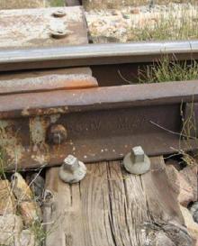 Imagen secundaria 2 - Arriba: pasajeros tirados tras arder un vagón en el tren Madrid-Badajoz el pasado 13 de julio. Debajo: Estación de Cárceres con trenes diésel modelo R-598, el más habitual en Extremadura. Detalle de una vía del año 1886, en Usagre (Badajoz).