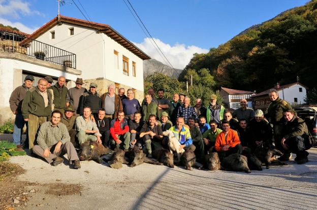 Miembros de la cuadrilla 4, de Eloy Martínez, con nueve jabalíes cazados en Bicobres Norte. 