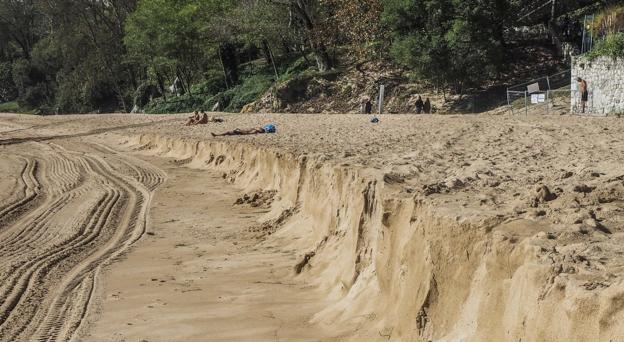 El fuerte oleaje se llevó una gran cantidad de arena en la playa de La Magdalena de Santander y dejó un desnivel de casi un metro. 