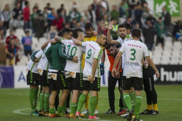 Los jugadores del racing hacen una piña al término del partido ante el Barakaldo. La grada aplaudió el gesto. 