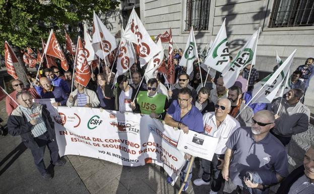 Concentración de los sindicatos de seguridad privada, esta mañana frente a la Delegación del Gobierno.