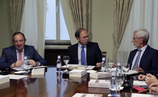 El presidente del Senado, Pío García-Escudero, junto al vicepresidente, Pedro Sanz, y el vicepresidente segundo, Joan Lerma.