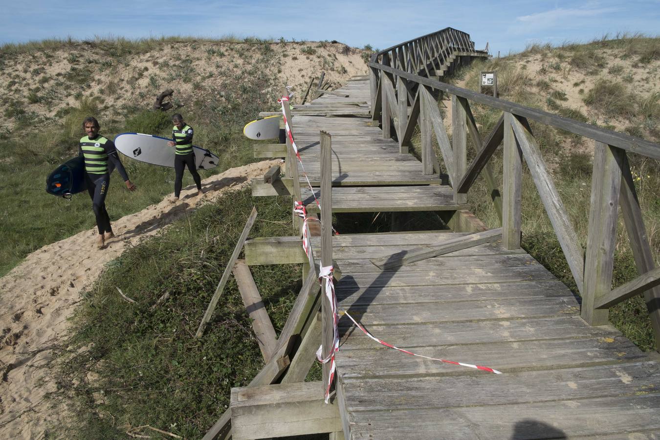 El último temporal de mar que asoló la costa cántabra el pasado fin de semana ha causado varios daños materiales en la senda de madera de Loredo. 