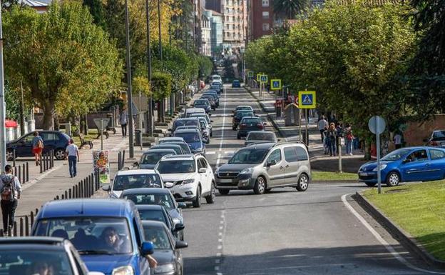 Cola de vehículos a lo largo de todo el Paseo JulioHauzeur hasta la rotonda elíptica y el puente de Torres.