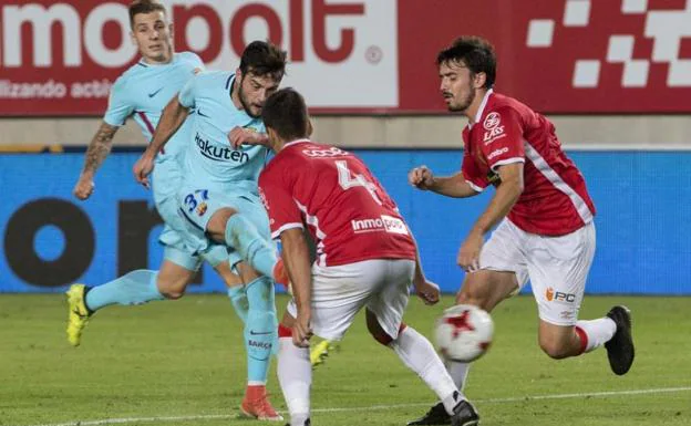 Arnaiz dispara a puerta para conseguir el tercer gol ante el Murcia. 