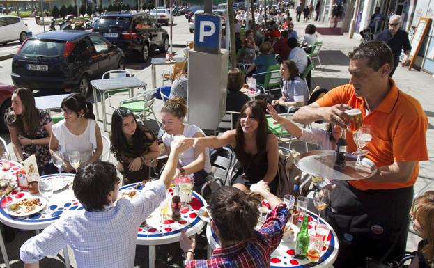 Trabajador de hostelería en verano en Santander.