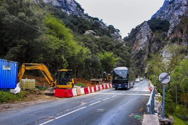 Maquinaria aparcada en uno de los escasos lugares en que se puede estacionar en los márgenes del Desfiladero de la Hermida. 