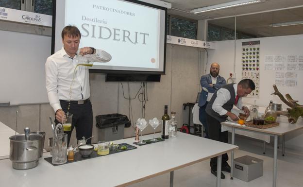 José Antonio Cuadrado, en primer término, preparando su vermut. A la derecha, Ricardo Guzmán, observado por Óscar Solana.