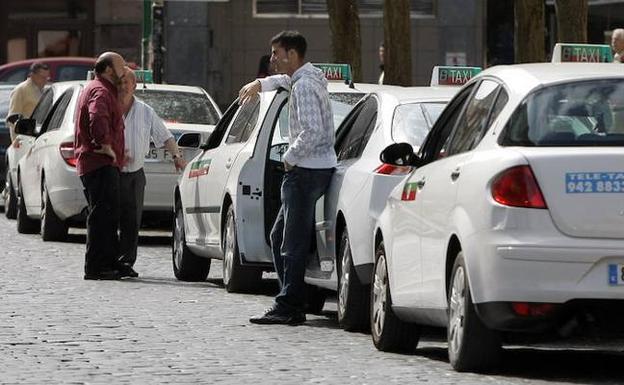 Grupos de taxis estacionados