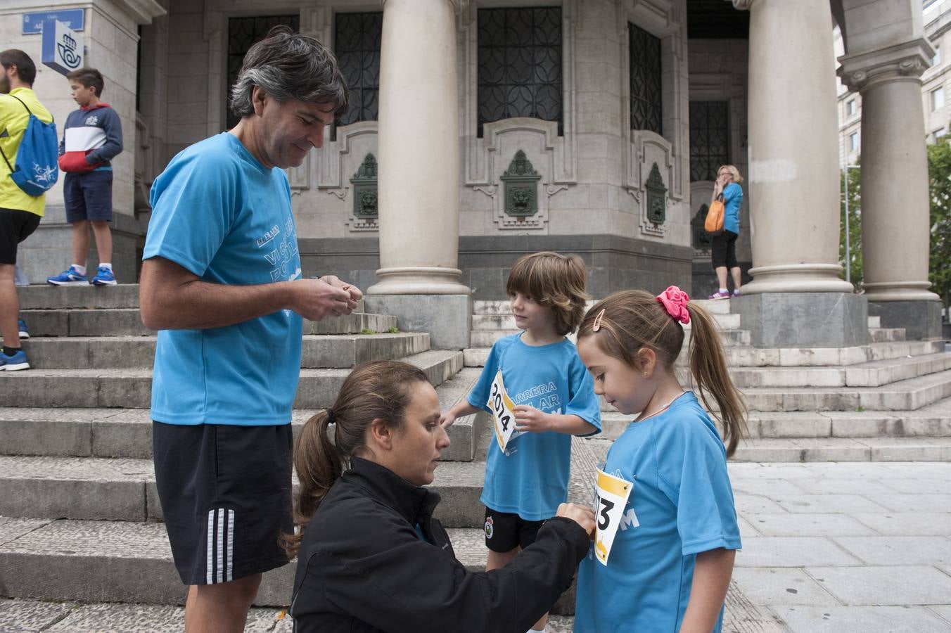 Estiramientos en Correos, sprint en los Jardines de Pereda e inscripciones a última hora. La ciudad se tiñe de azul.