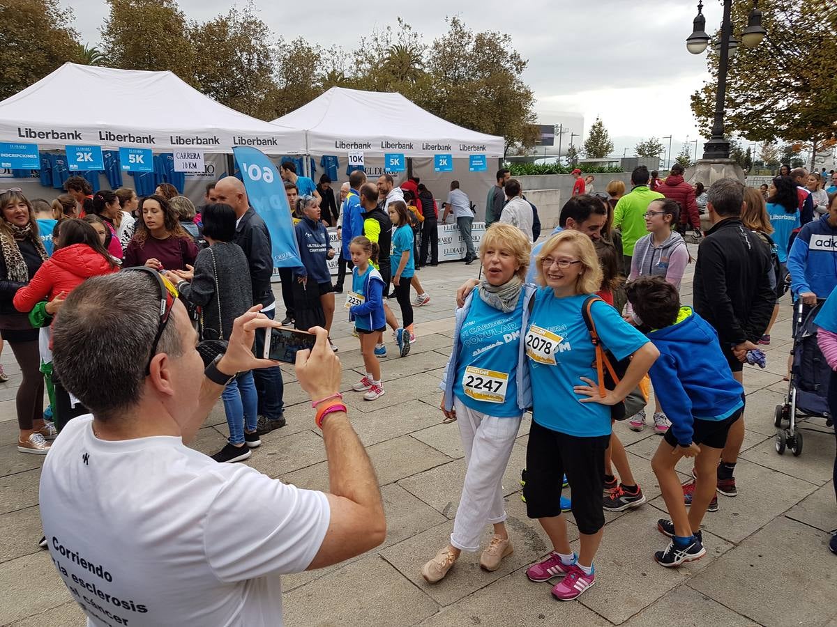 Estiramientos en Correos, sprint en los Jardines de Pereda e inscripciones a última hora. La ciudad se tiñe de azul.