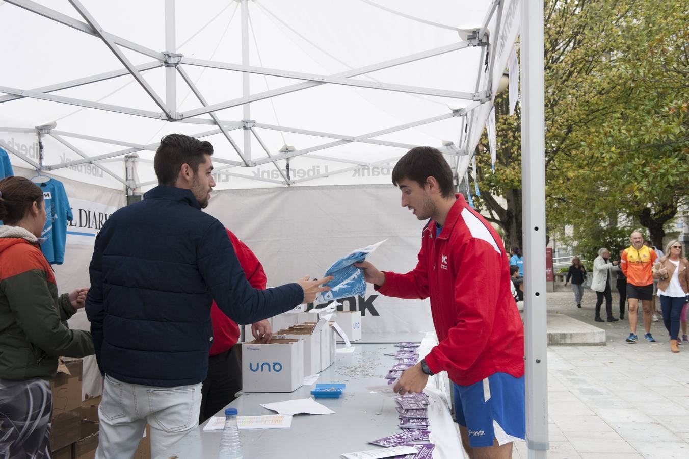 Estiramientos en Correos, sprint en los Jardines de Pereda e inscripciones a última hora. La ciudad se tiñe de azul.