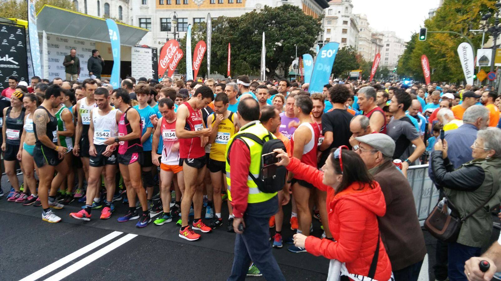 Estiramientos en Correos, sprint en los Jardines de Pereda e inscripciones a última hora. La ciudad se tiñe de azul.