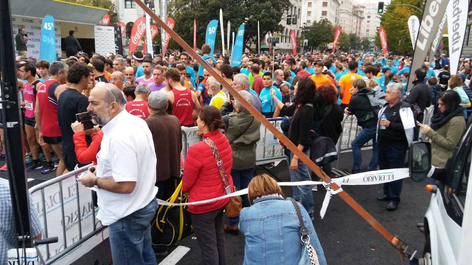 Estiramientos en Correos, sprint en los Jardines de Pereda e inscripciones a última hora. La ciudad se tiñe de azul.