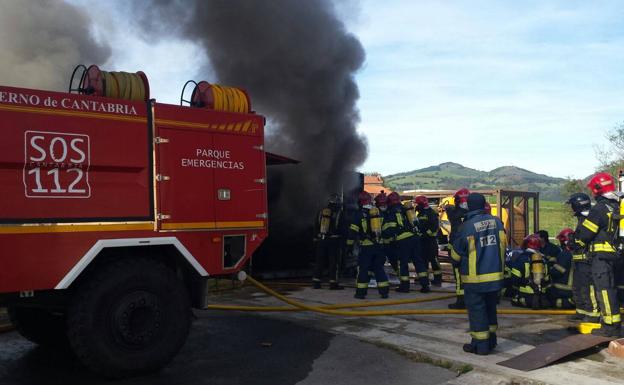 Imagen principal - Los bomberos del 112 mejoran las técnicas de extinción de incendios en interiores