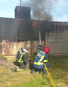Imagen secundaria 2 - Los bomberos del 112 mejoran las técnicas de extinción de incendios en interiores