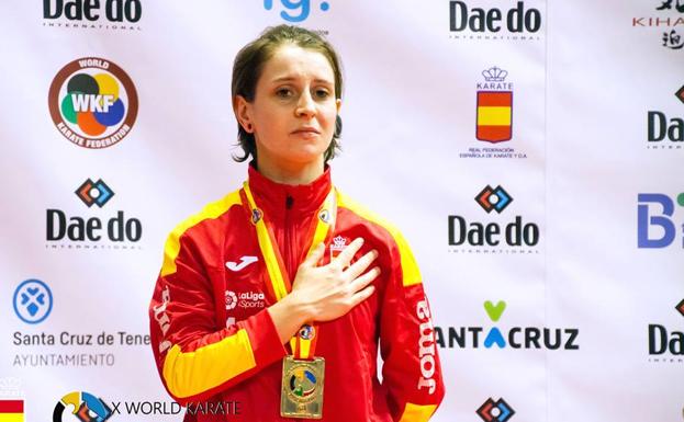 La cántabra Nadie Gómez escucha el himno español tras proclamarse campeona del Mundo.