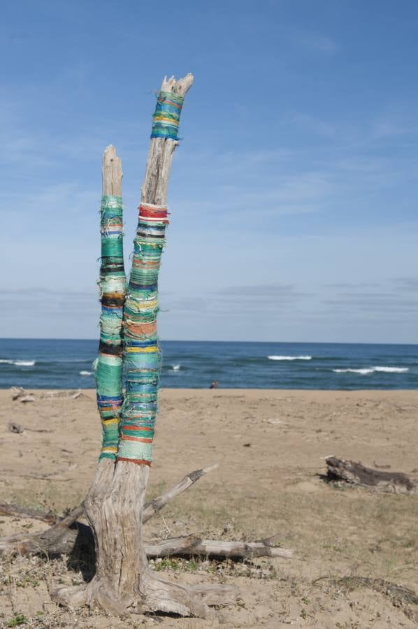 El tramo final de Valdearenas (Liencres) se llena de casetas y esculturas hechas de lo que trae el mar