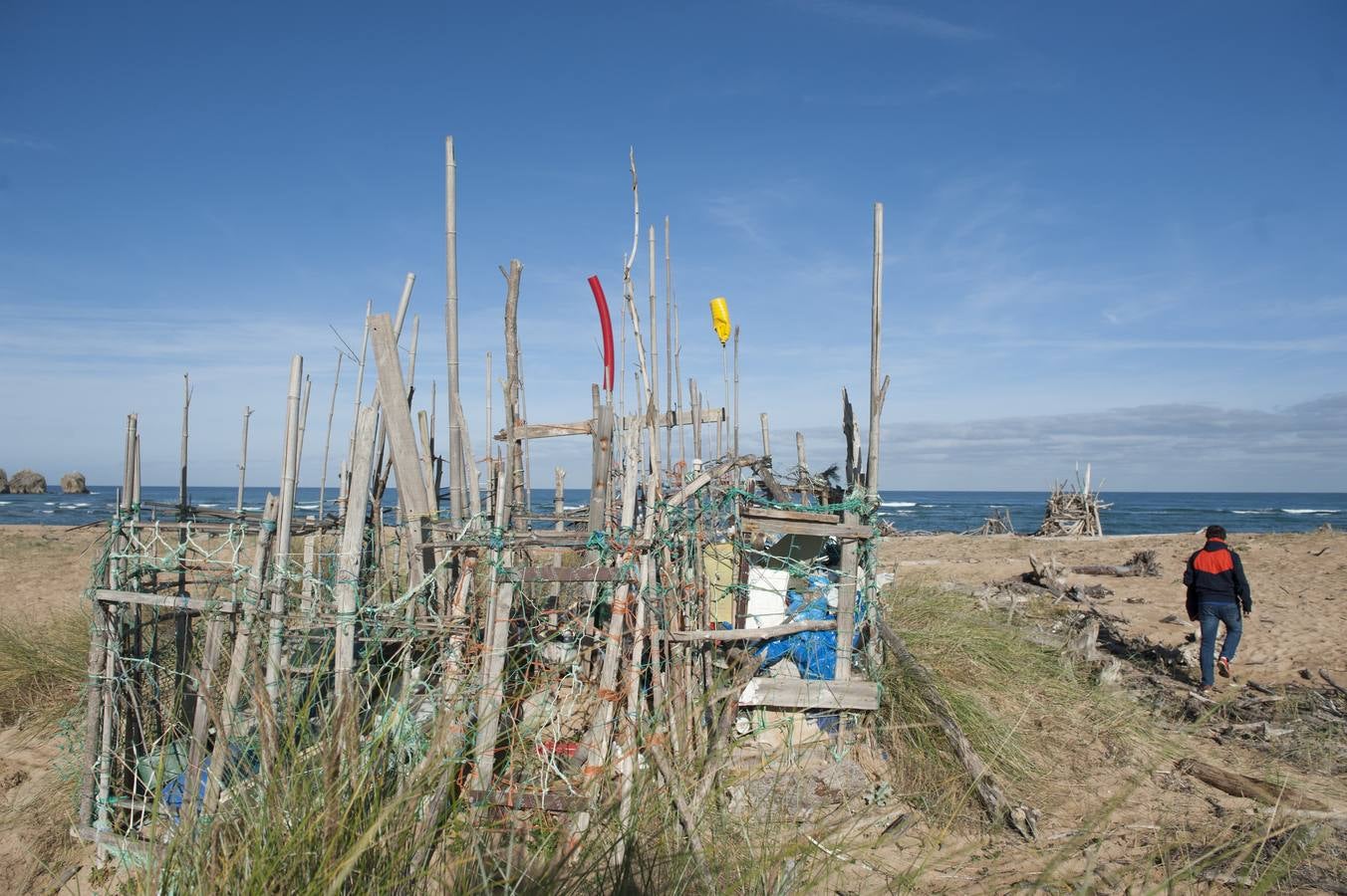 El tramo final de Valdearenas (Liencres) se llena de casetas y esculturas hechas de lo que trae el mar