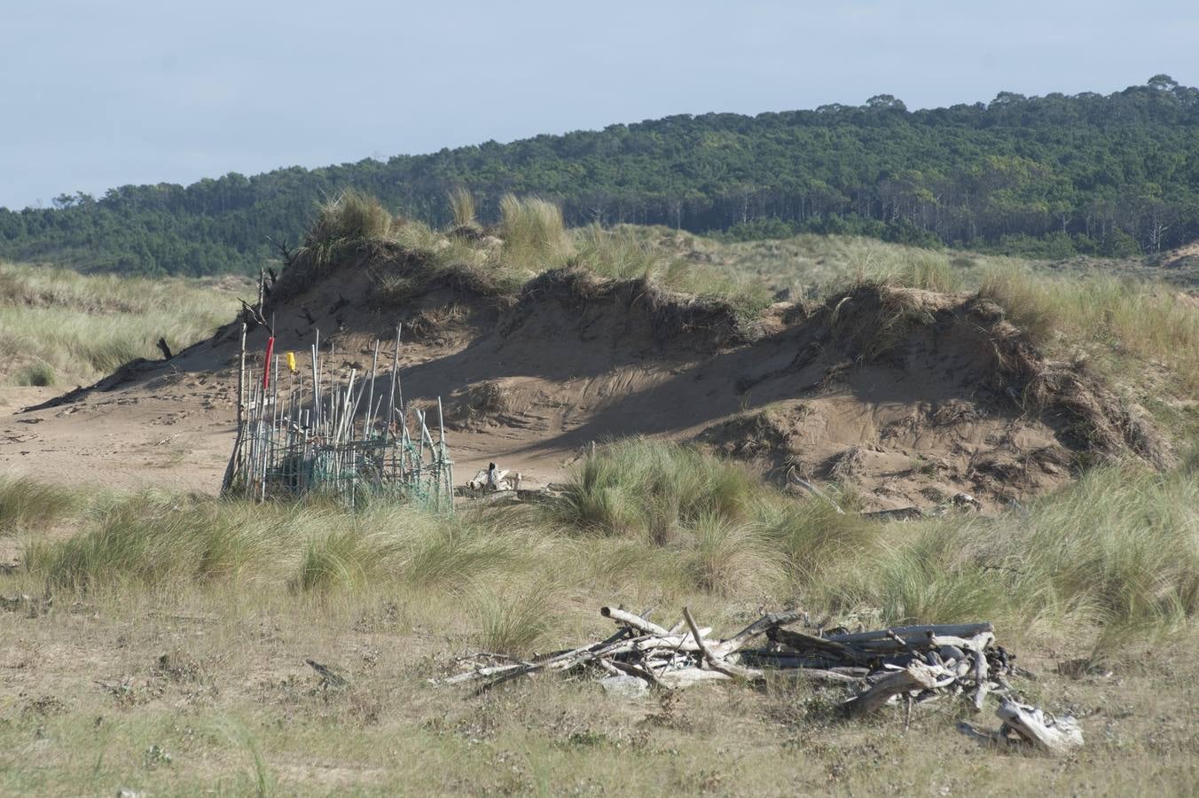 El tramo final de Valdearenas (Liencres) se llena de casetas y esculturas hechas de lo que trae el mar