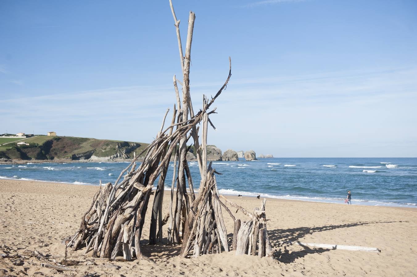 El tramo final de Valdearenas (Liencres) se llena de casetas y esculturas hechas de lo que trae el mar