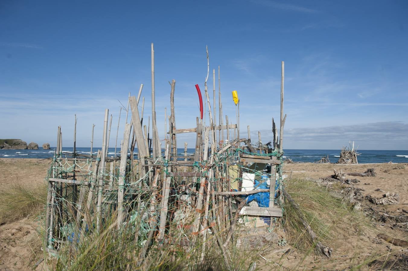 El tramo final de Valdearenas (Liencres) se llena de casetas y esculturas hechas de lo que trae el mar