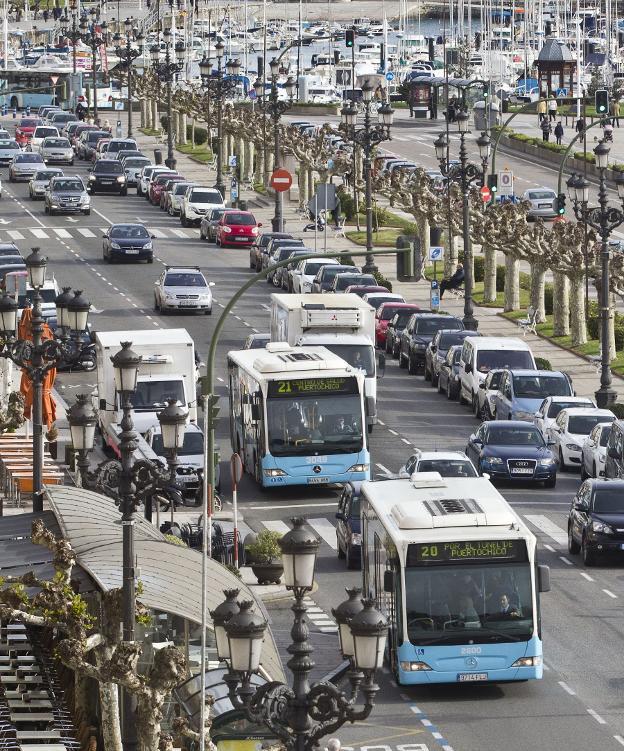Dos autobuses del Transporte Urbano de Santander recorren el paseo de Pereda. 