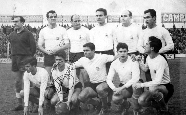 Equipo racinguista de la temporada 1961-62.De izquierda a derecha, Berasaluce, Santamaría, Ramos, Escolá, Pallás y Crispi.Agachados, Suco, Odriozola, Sampedro, García y Nando Yosu.