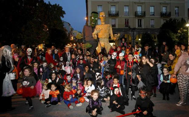 Imágenes de las fiestas de Halloween, hoy en Torrelavega y Santander
