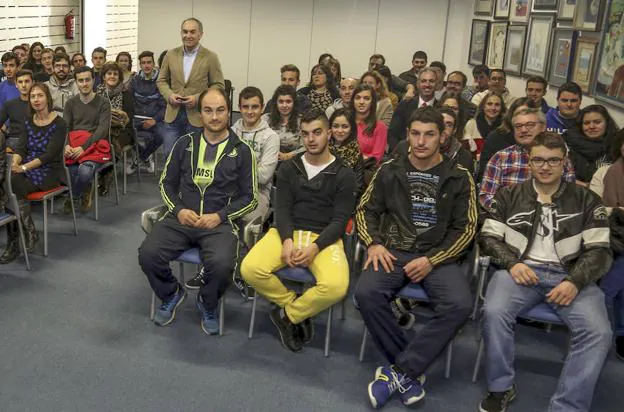 Estudiantes de diversos centros educativos asistiendo al Taller de Comunicación que imparte Santiago Salazar en las instalaciones de El Diario. 