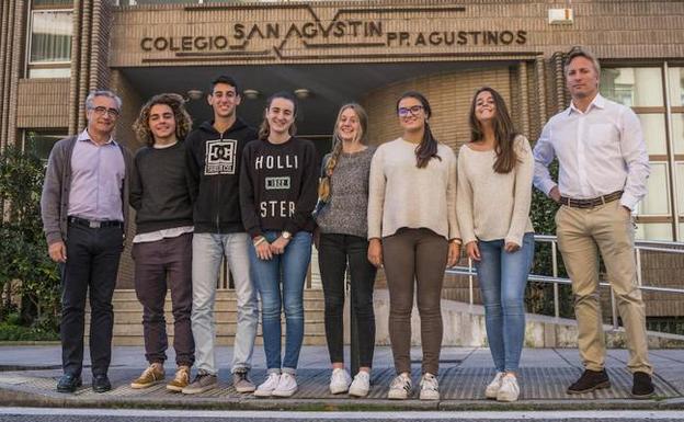 El director del centro, Enrique Martín, y el profesor, Rafael Ortiz, junto a los alumnos Ana Montes, María de la Torre, Pedro Ruiz, Raquel Martínez, Álvaro Vallejo, Ana Vázquez, Ana Crespo, Lucía Sasía y Rodrigo Álvarez. 