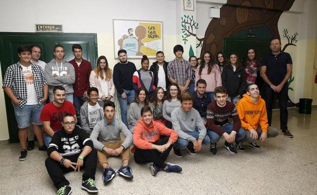 El director del centro, Ricardo Pastor, y el profesor, Mario Wünsch, junto a los alumnos Laura Cuevas, Lucía Díaz, Marta Fernández, Roberto Miller, Zaira Padín, Alba Gutiérrez, Jaime Herrera, Marina Trueba, Ana María Cabeza, Patricia Sáiz, Raúl Palacios, Rosa Ydania Martínez s, Zulema Fernández, Inés Villegas, John Steven García, Jorge Sáiz, Judith Llano, Sergio Gutiérrez,Javier Fuertes, Kees Alonso Mediavilla, Manuel Rodríguez, Raúl Perea, Safwan Youssef Sejouk, Alberto Salinas, José Manuel Sánchez, Juan Bustamante, Mario Ibáñez y Raúl García 