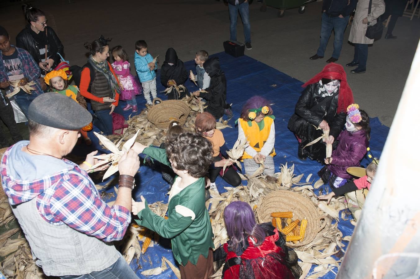 Los niños son los protagonistas de las fiestas de Halloween que esta noche se celebran por toda Cantabria. En las imágenes, actos celebrados hoy en Torrelavega y Santander