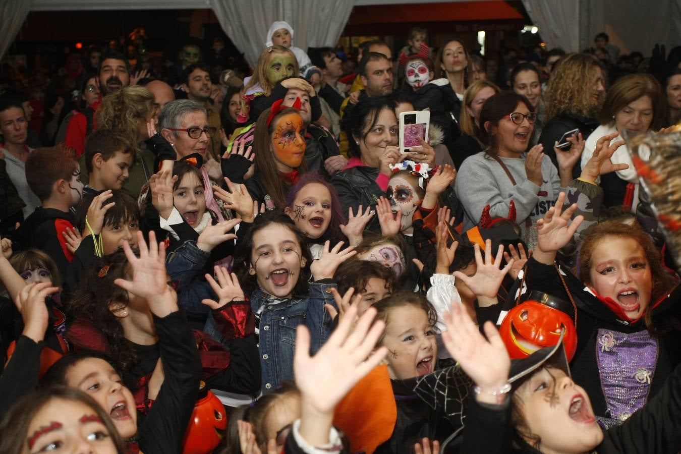 Los niños son los protagonistas de las fiestas de Halloween que esta noche se celebran por toda Cantabria. En las imágenes, actos celebrados hoy en Torrelavega y Santander