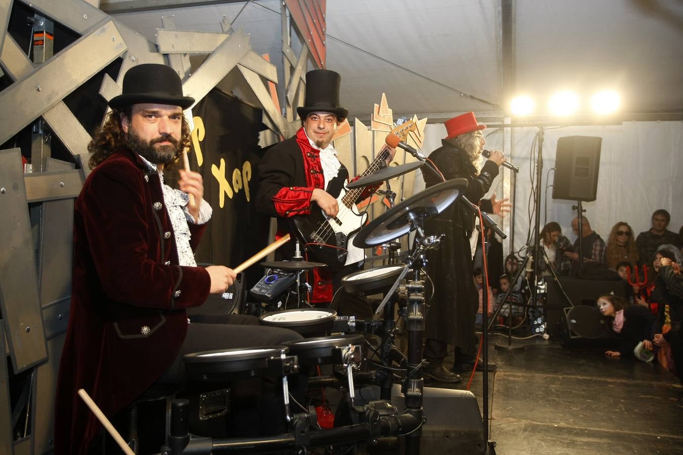 Los niños son los protagonistas de las fiestas de Halloween que esta noche se celebran por toda Cantabria. En las imágenes, actos celebrados hoy en Torrelavega y Santander