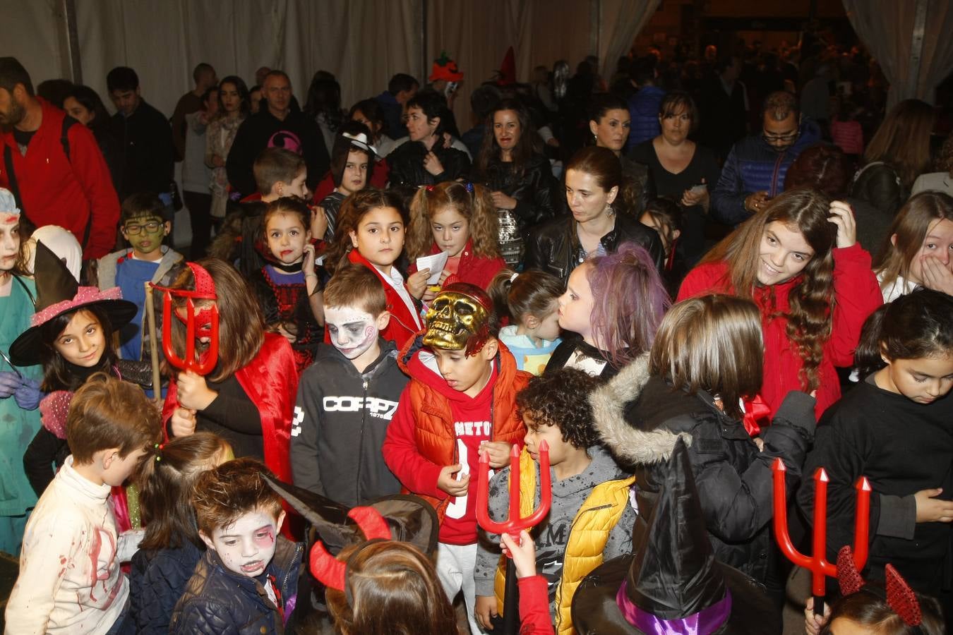 Los niños son los protagonistas de las fiestas de Halloween que esta noche se celebran por toda Cantabria. En las imágenes, actos celebrados hoy en Torrelavega y Santander