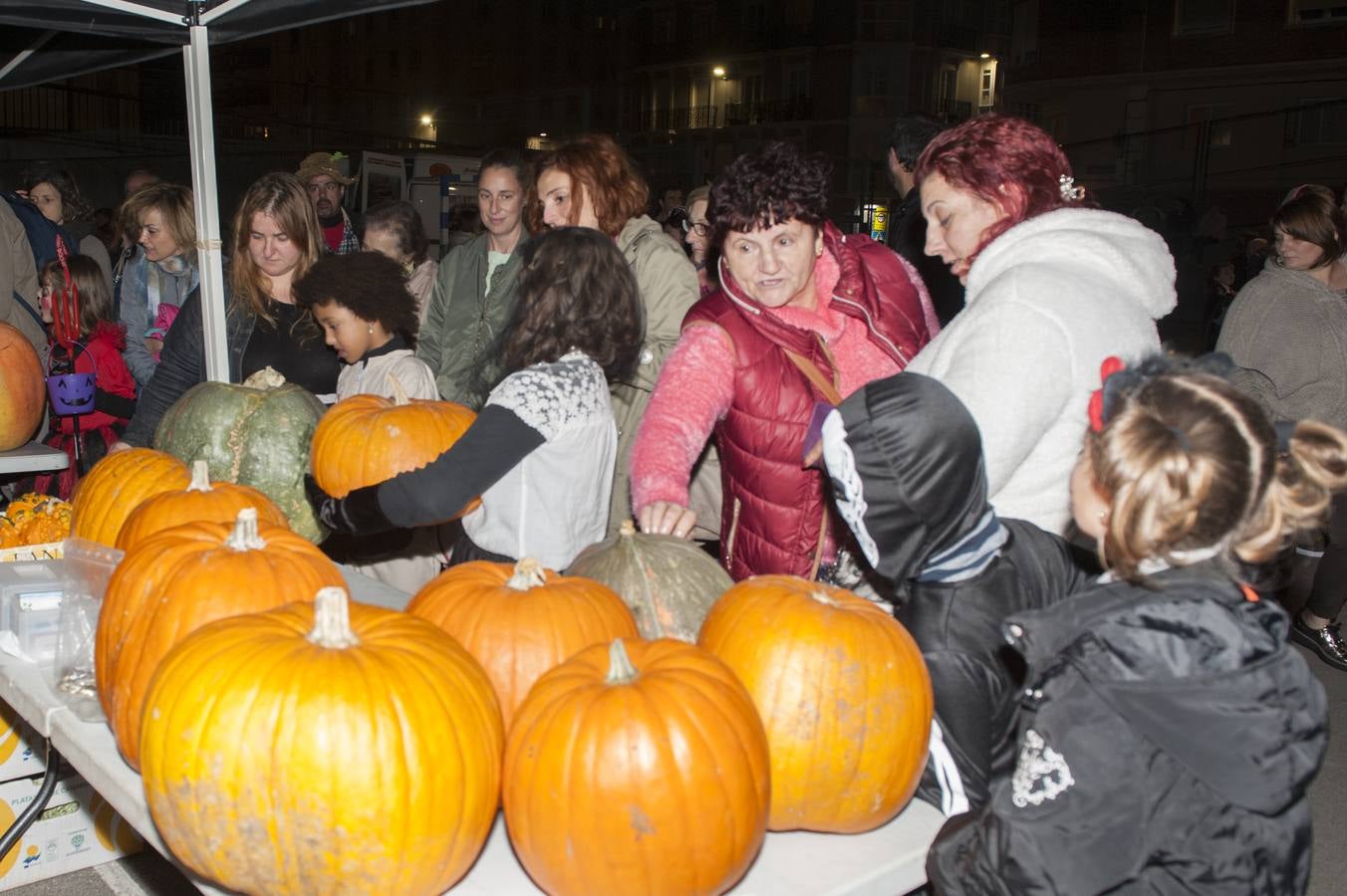 Los niños son los protagonistas de las fiestas de Halloween que esta noche se celebran por toda Cantabria. En las imágenes, actos celebrados hoy en Torrelavega y Santander