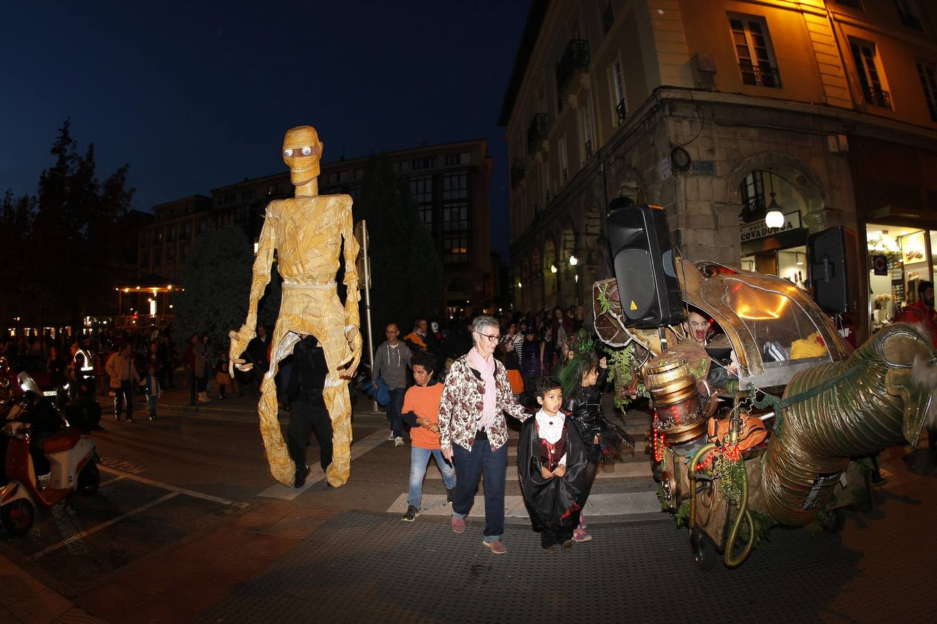 Los niños son los protagonistas de las fiestas de Halloween que esta noche se celebran por toda Cantabria. En las imágenes, actos celebrados hoy en Torrelavega y Santander