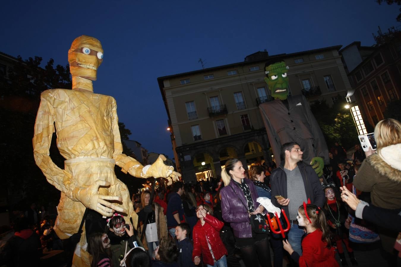 Los niños son los protagonistas de las fiestas de Halloween que esta noche se celebran por toda Cantabria. En las imágenes, actos celebrados hoy en Torrelavega y Santander