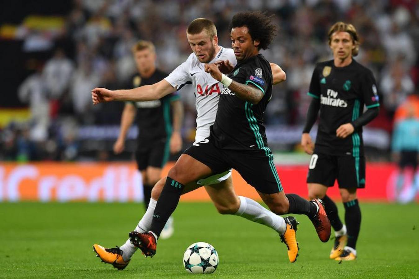 Los dos mejores equipos del Grupo H pelearon por la primera plaza del grupo en Wembley, que vibró y elevó los decibelios durante algunos momentos como el 1-0 de Delle Alli.