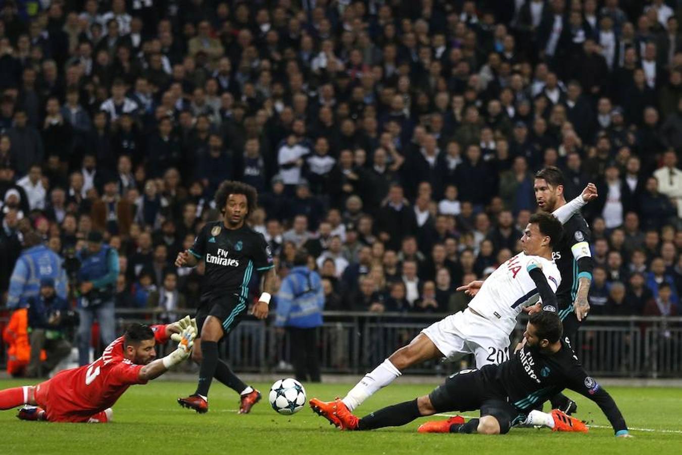 Los dos mejores equipos del Grupo H pelearon por la primera plaza del grupo en Wembley, que vibró y elevó los decibelios durante algunos momentos como el 1-0 de Delle Alli.