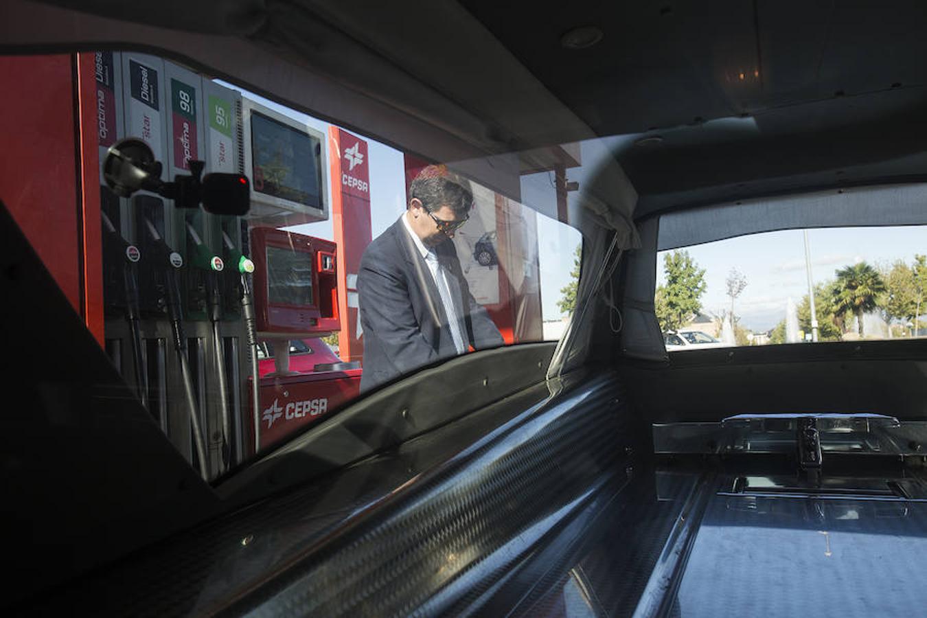 A su paso, los peatones se santiguan o desvían la mirada y los demás automóviles marcan distancias