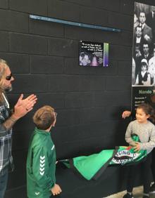 Imagen secundaria 2 - Nando Yosu cuenta con una placa en la Tribuna Norte como homenaje