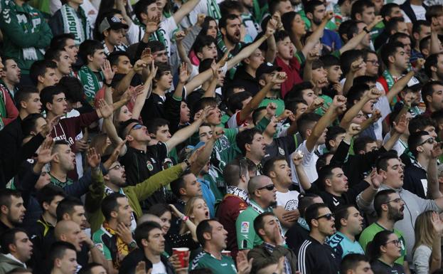 Aficionados hacen cola antes de empezar el partido.