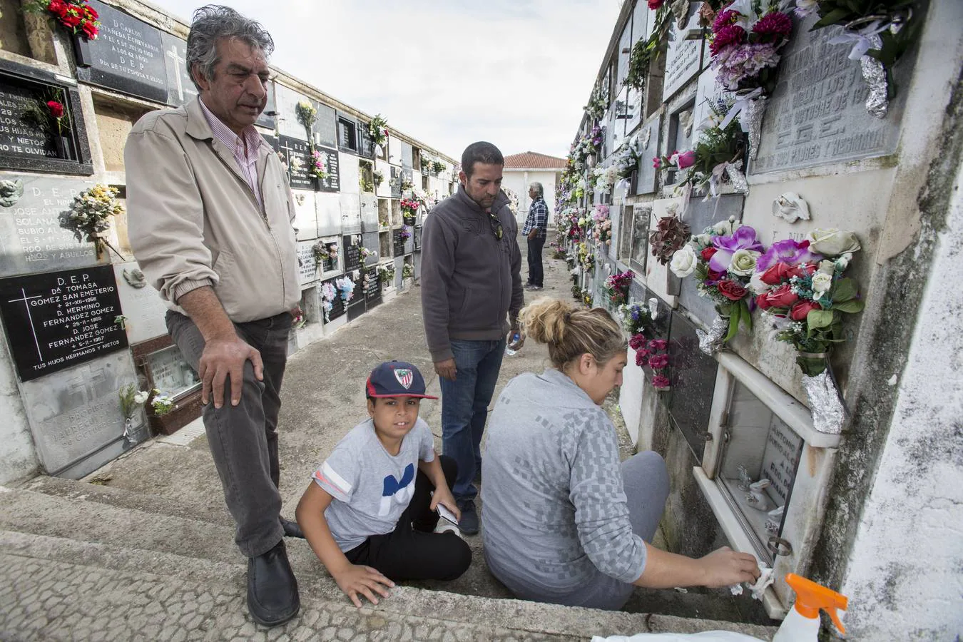 Miles de personas recorren hoy los cementerios de Cantabria