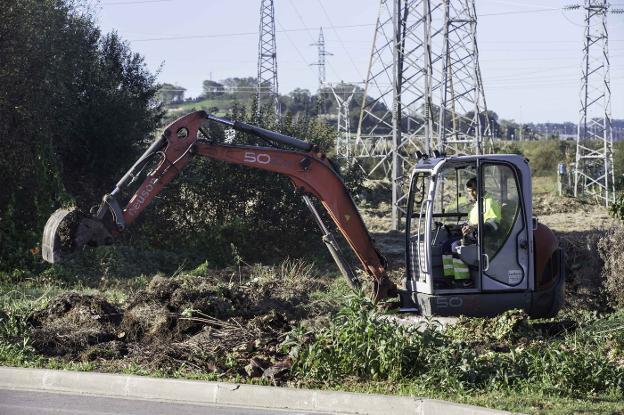 La parcela sobre la que se está actuando abarca una superficie de 11.000 metros cuadrados de superficie junto a la ría de Solía. 