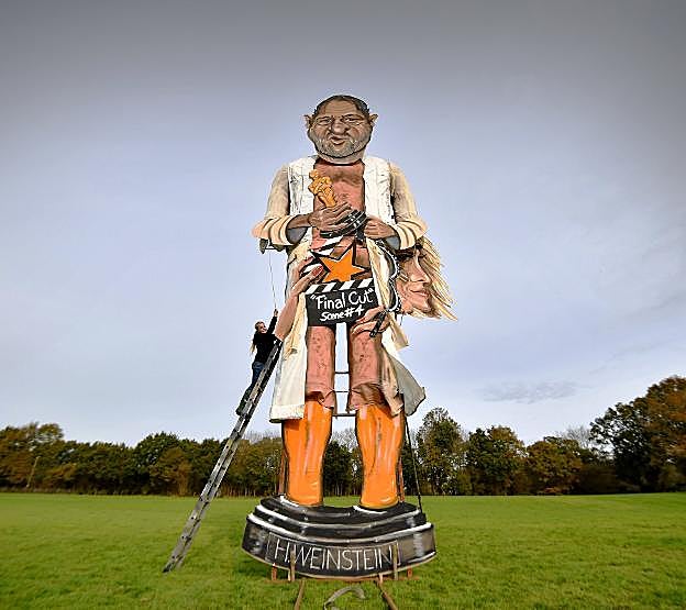 Una integrante de la organización da los últimos detalles a la imagen, de once metros de altura.