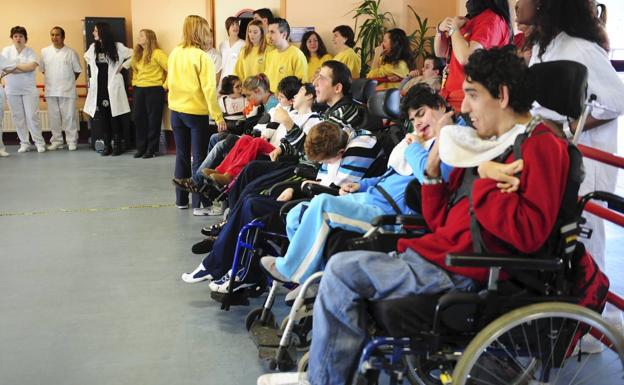 Chicos y chicas afectados por parálisis cerebral en el centro de Aspace